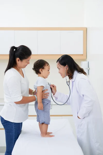 Pediatra dziecka kontroli — Zdjęcie stockowe