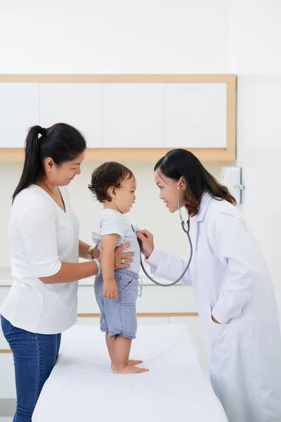 Kinderarzt untersucht Baby — Stockfoto