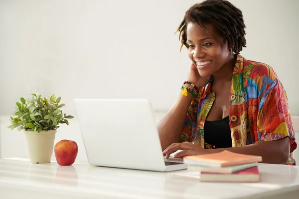 Frau arbeitet am Laptop — Stockfoto