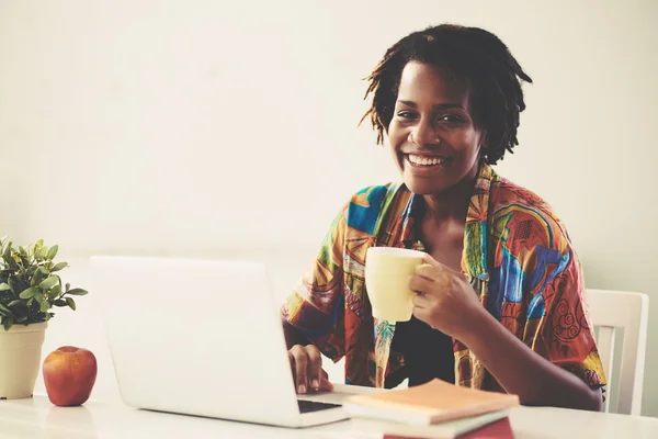 Mujer tomando un café —  Fotos de Stock