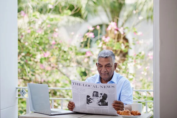 Senior businessman reading newspaper — Stock Photo, Image