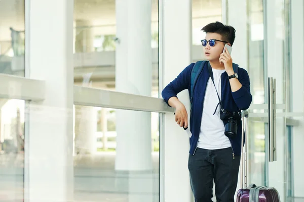 Appel touristique au téléphone à l'aéroport — Photo