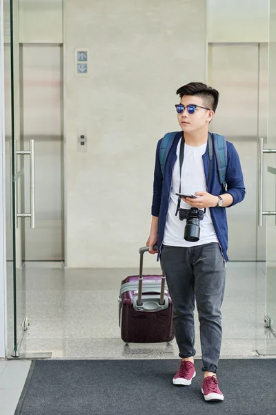 Voyageur avec valise quittant l'aéroport — Photo