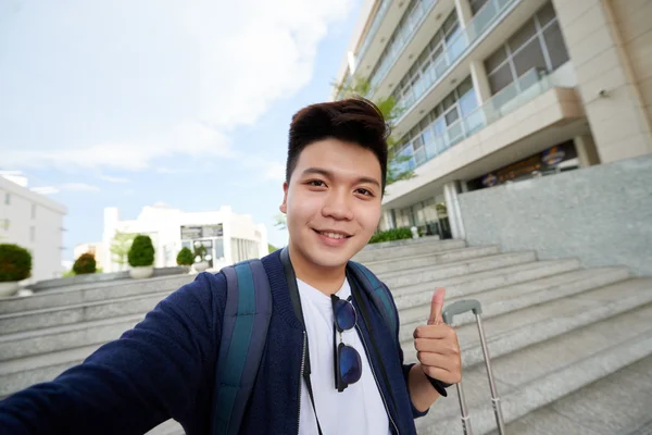 Traveler taking selfie in foreign city — Stock Photo, Image