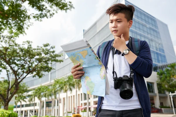 Hombre vietnamita mirando el mapa de la ciudad —  Fotos de Stock