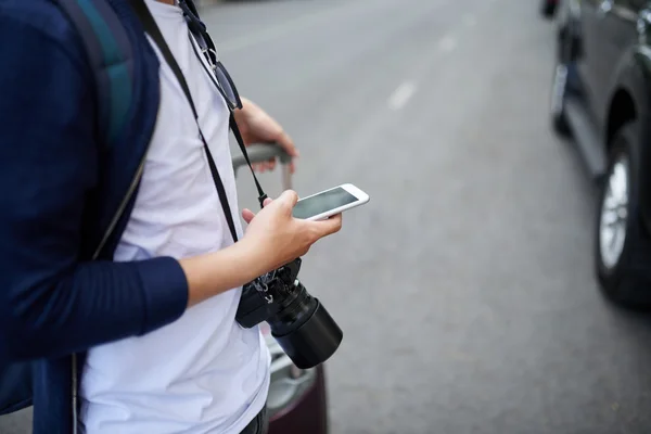 Viajero usando su teléfono inteligente — Foto de Stock