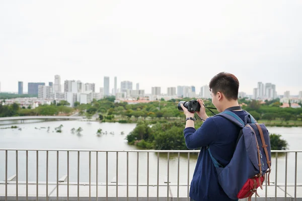 Vietnamita cara tirando foto da cidade — Fotografia de Stock