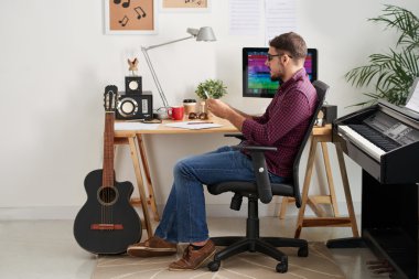 İnternet hakkında fikir edinmek için arama besteci