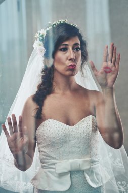 Cam duvara ayakta gelin