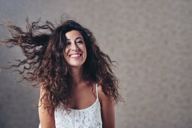 Oynak esmer gülümseyen