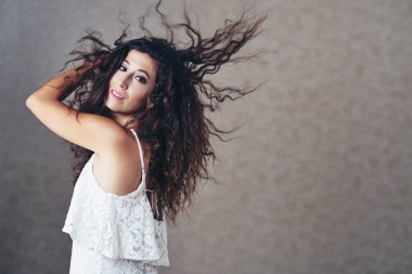 Çekici genç kıvırcık esmer