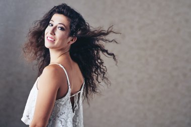 Kameraya bakarak gurur saçlı kadın