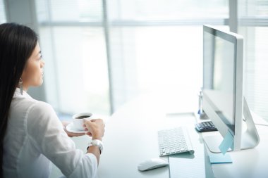 kadın bilgisayar ekranındaki bilgileri okuma