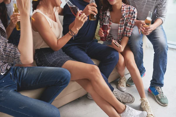 Gente bebiendo cerveza y charlando — Foto de Stock