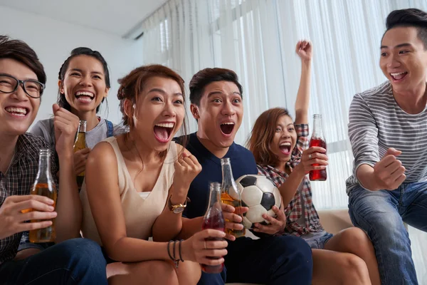 Persone che guardano la partita di calcio a casa — Foto Stock