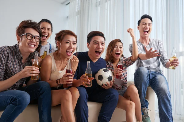 Young people cheerfing for team — Stock Photo, Image