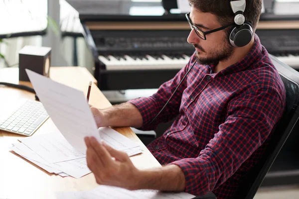 Professioneller Songwriter arbeitet im Studio — Stockfoto