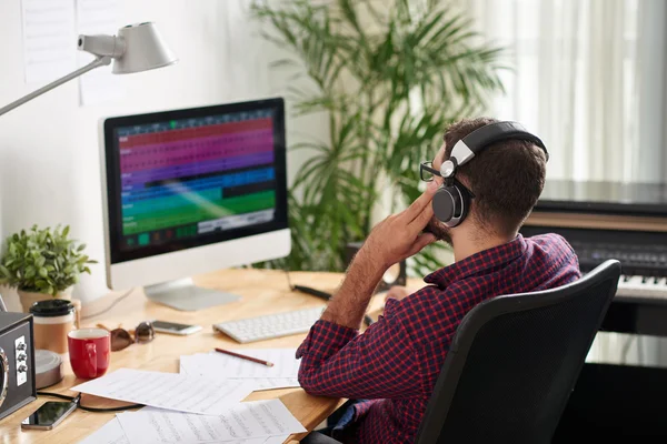 Homem criativo em fones de ouvido misturando faixas — Fotografia de Stock