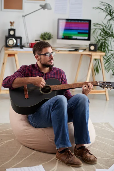 Jonge muzikant die gitaar speelt — Stockfoto