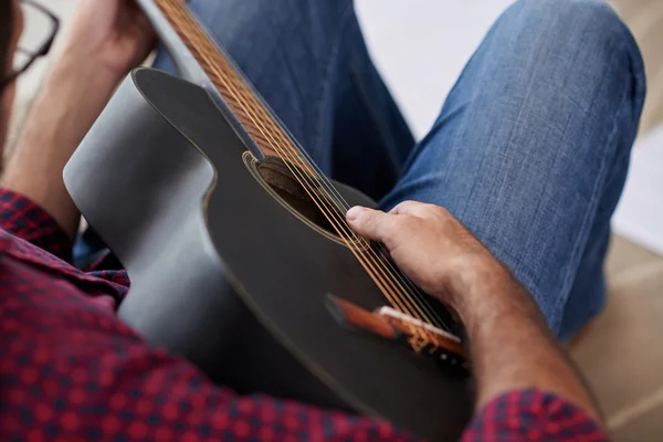 Musicien appréciant jouer de sa guitare — Photo