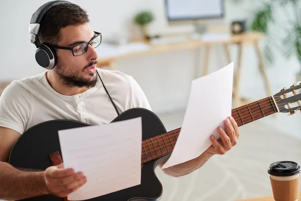 Músico elegir entre dos canciones — Foto de Stock