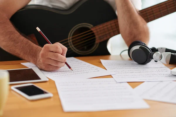 Komponist untersucht Blätter mit Noten — Stockfoto