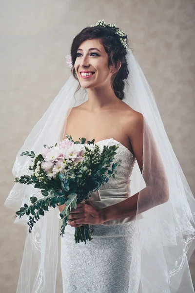 Bride with bouquet of fresh flowers — Stock Photo, Image