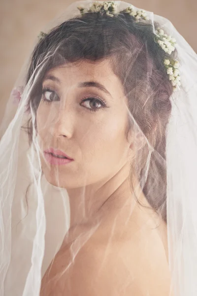 Cantik pengantin dengan kerudung — Stok Foto