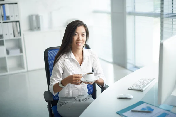 Vietnamese business lady drinking coffee — Stock Photo, Image