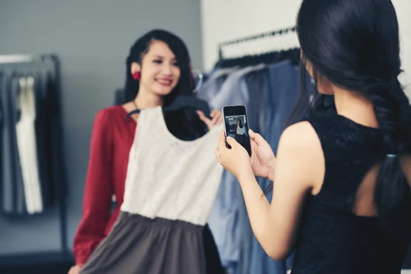 Mulher tentando vestido em — Fotografia de Stock