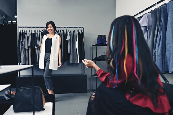 Woman showing her outfit to the friend — Stock Photo, Image