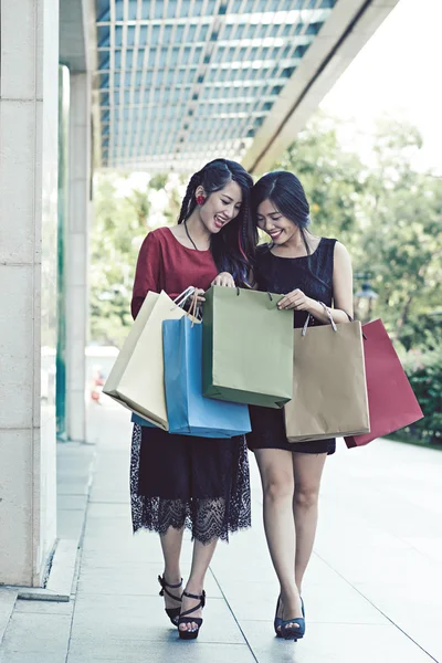 Amigos femininos depois de fazer compras — Fotografia de Stock