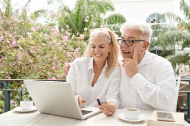 Olgun çift kafede alışveriş online