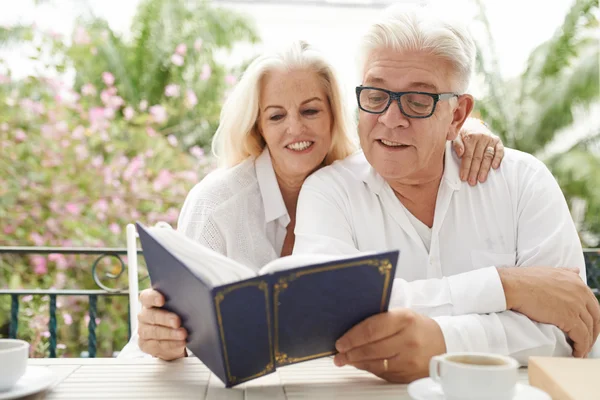 Pareja anciana viendo fotos viejas —  Fotos de Stock