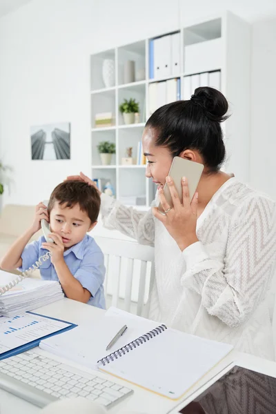 Donna in carica con il piccolo figlio — Foto Stock