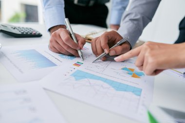 İş adamları belgeleri analiz etme