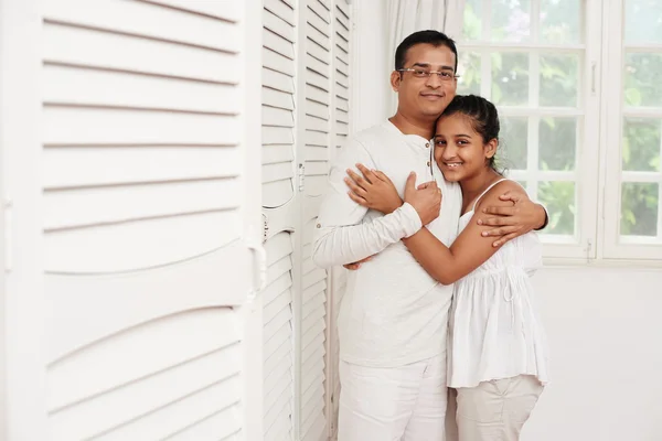 Happy father and daughter hugging — Stock Photo, Image