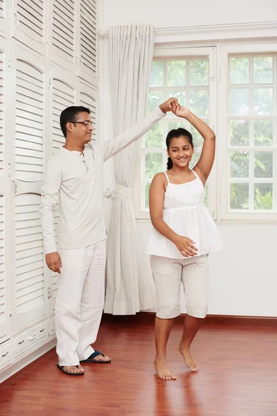 Отец учит свою дочь танцевать — стоковое фото