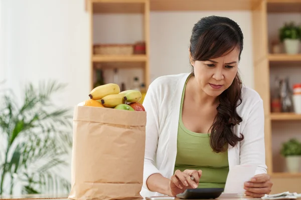 Mujer asiática revisando sus facturas — Foto de Stock