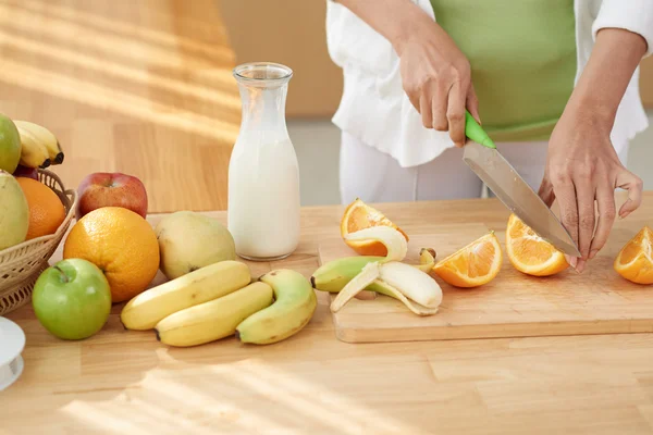 Mujer preparando ensalada de frutas — Foto de Stock