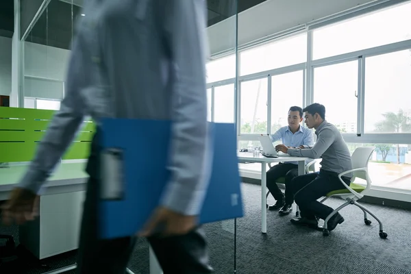 Dos hombres de negocios discutiendo sus ideas — Foto de Stock