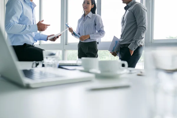 Equipo de negocios discutiendo nueva estrategia — Foto de Stock