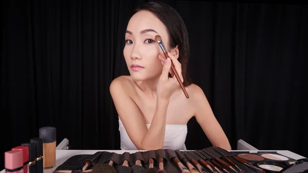 Mujer preparándose en su vanidad — Foto de Stock