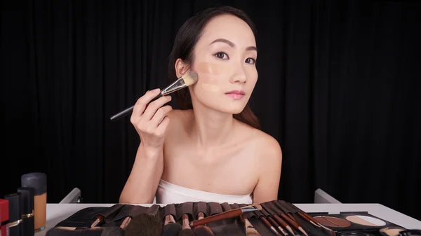 Woman applying liquid foundation — Stock Photo, Image