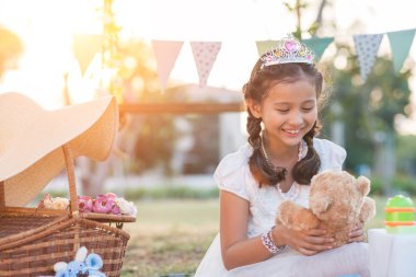 Doldurulmuş hayvan ile oynayan kız