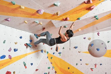 kadın atlet spor salonunda tırmanma