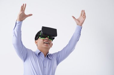 Vr gözlük içinde Asya iş adamı