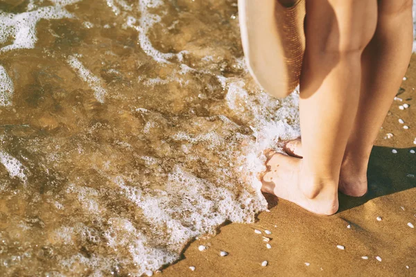 Mujer de pie en la playa —  Fotos de Stock