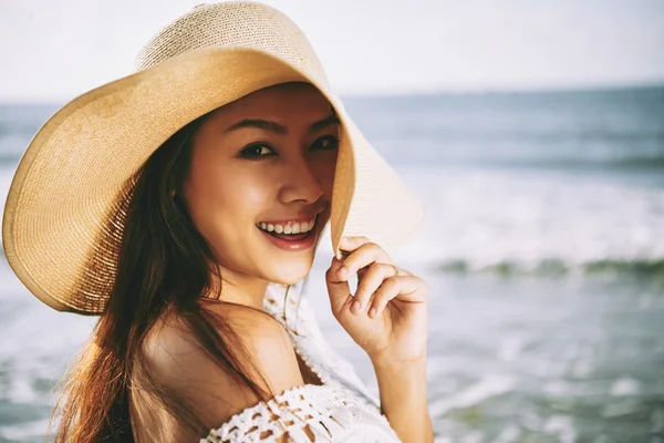 Mujer en sombrero de paja en una playa — Foto de Stock
