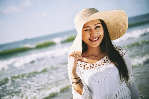 Lady njuter av solen på stranden — Stockfoto